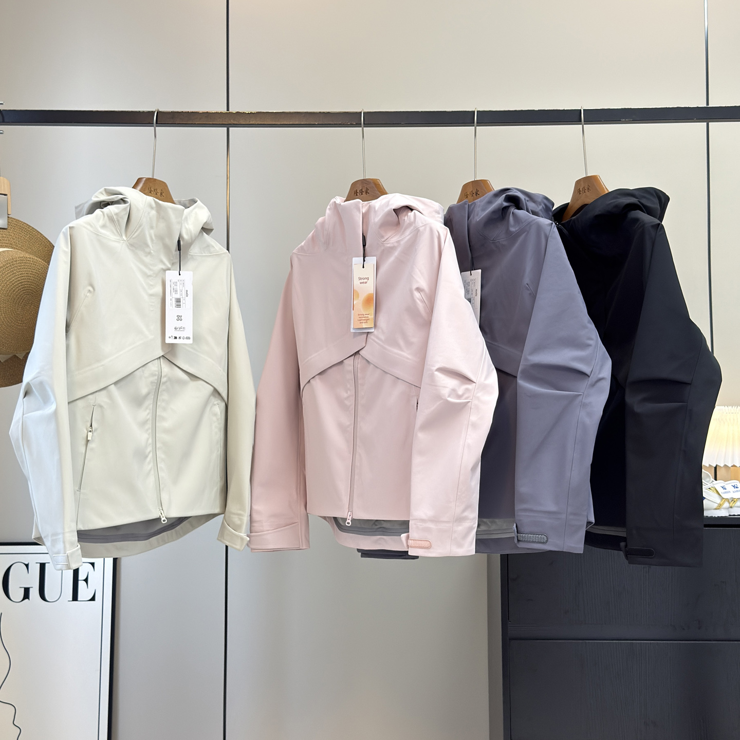 渠道牛货!迪系风~户外山系防风防小雨连帽登山服外套软壳冲锋衣 - 图0