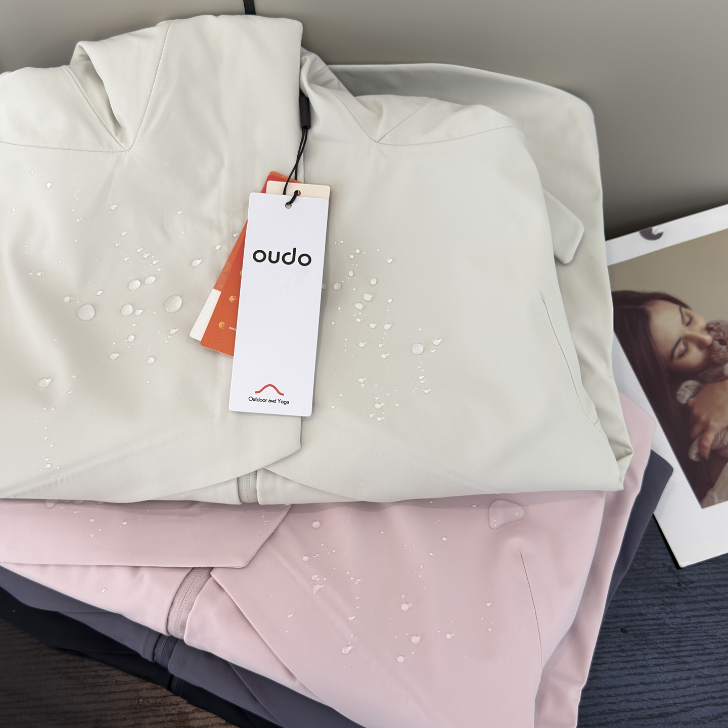 渠道牛货!迪系风~户外山系防风防小雨连帽登山服外套软壳冲锋衣 - 图1