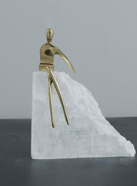 北欧轻奢小铜人酒柜摆件样板间创意工艺水晶石玄关家居装饰品