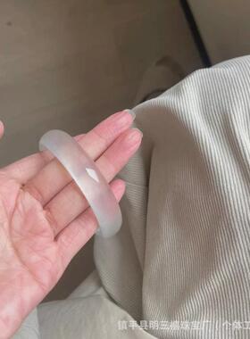 翡翠色高冰白色玉手镯石英岩玉冰种白月光手镯水沫冰透圆条美人镯