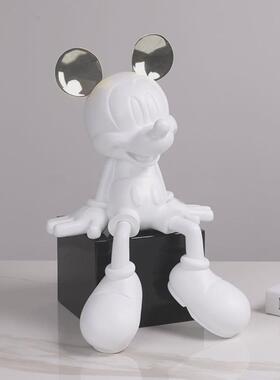 现代轻奢迎宾坐姿比酒柜装饰品跳舞家居客厅电视柜心桌面玄关摆件