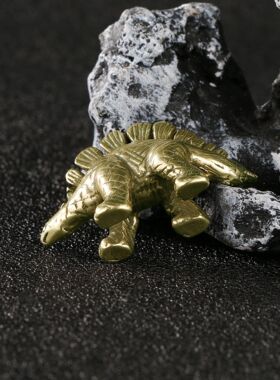 跨境欧美侏罗纪恐龙电影周边剑齿龙黄铜摆件玩具小恐龙工艺品收藏