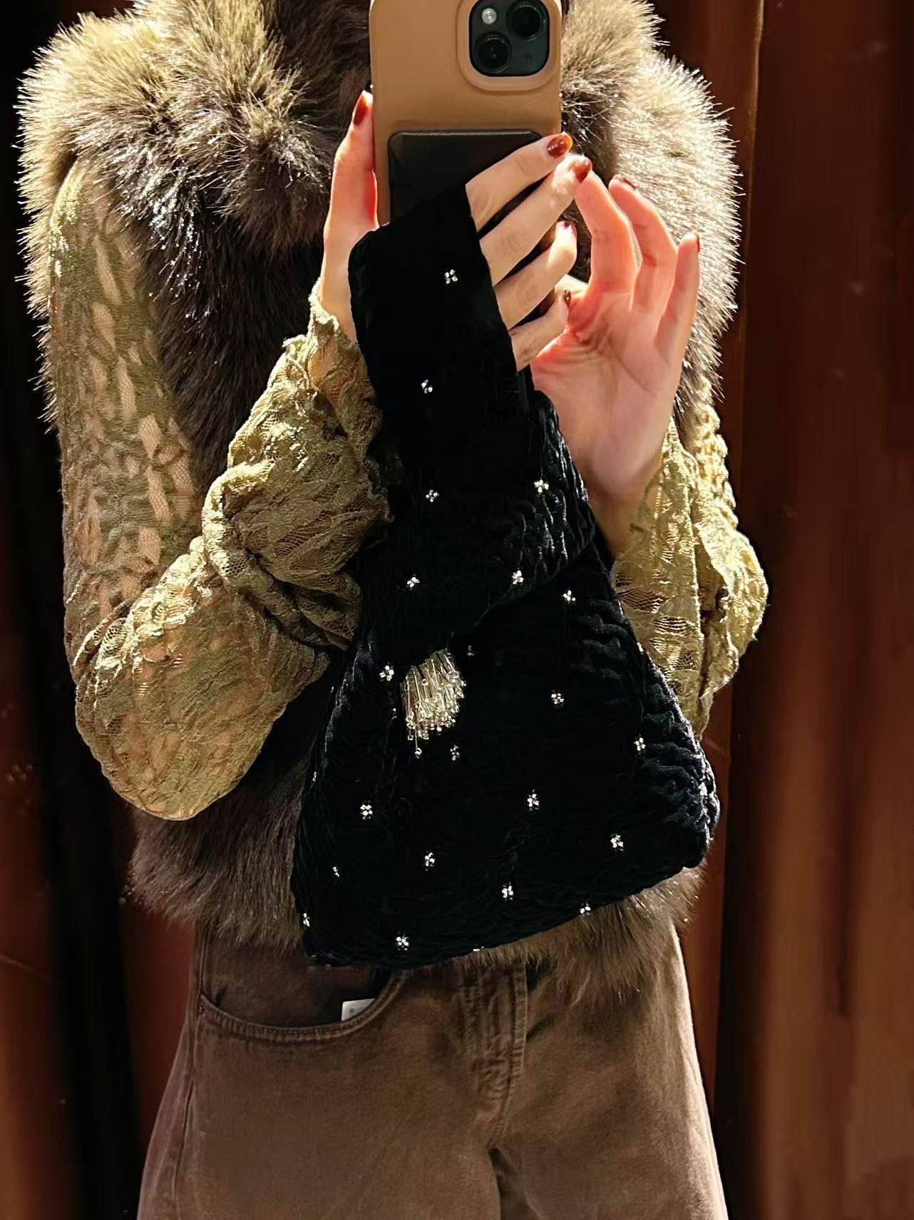 2025冬季新款原创设计小众丝绒串珠花朵手挽袋设计师款手拿包,淘宝优惠券,粉丝福利购,淘宝优惠卷