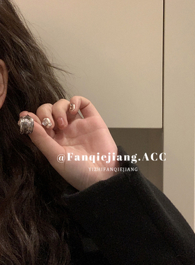 一只番茄酱甜酷不规则线条耳环