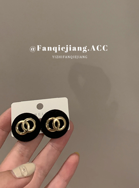 一只番茄酱法式丝绒耳环
