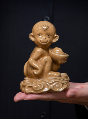 土黄色陶瓷猴生肖吉祥物摆件