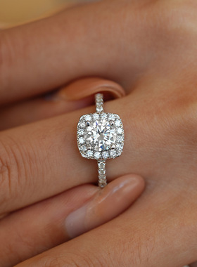 s925纯银镀pt950金女1克拉戒指四爪豪华小方糖方包莫桑石戒指跨境