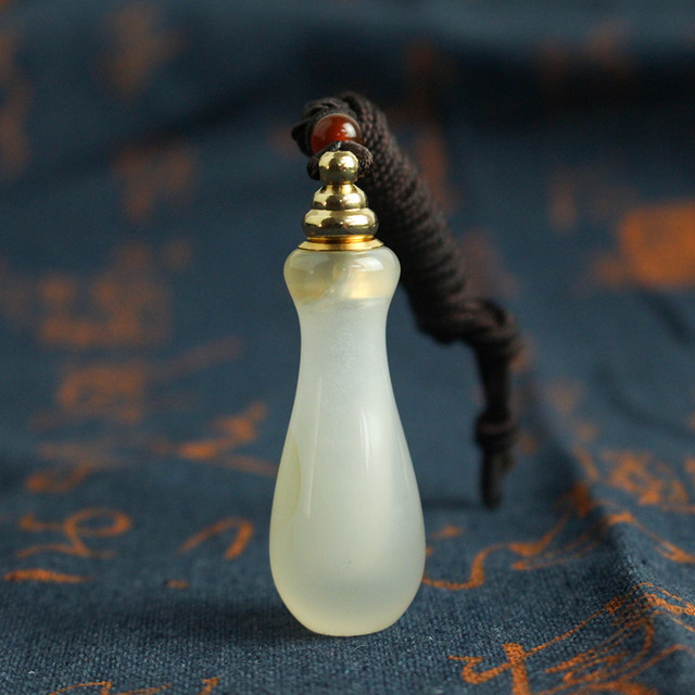Natural agate chalcedony small hollow pendant can be opened to hold cinnabar Shurangama Sutra Talisman perfume essential oil bottle jade pendant