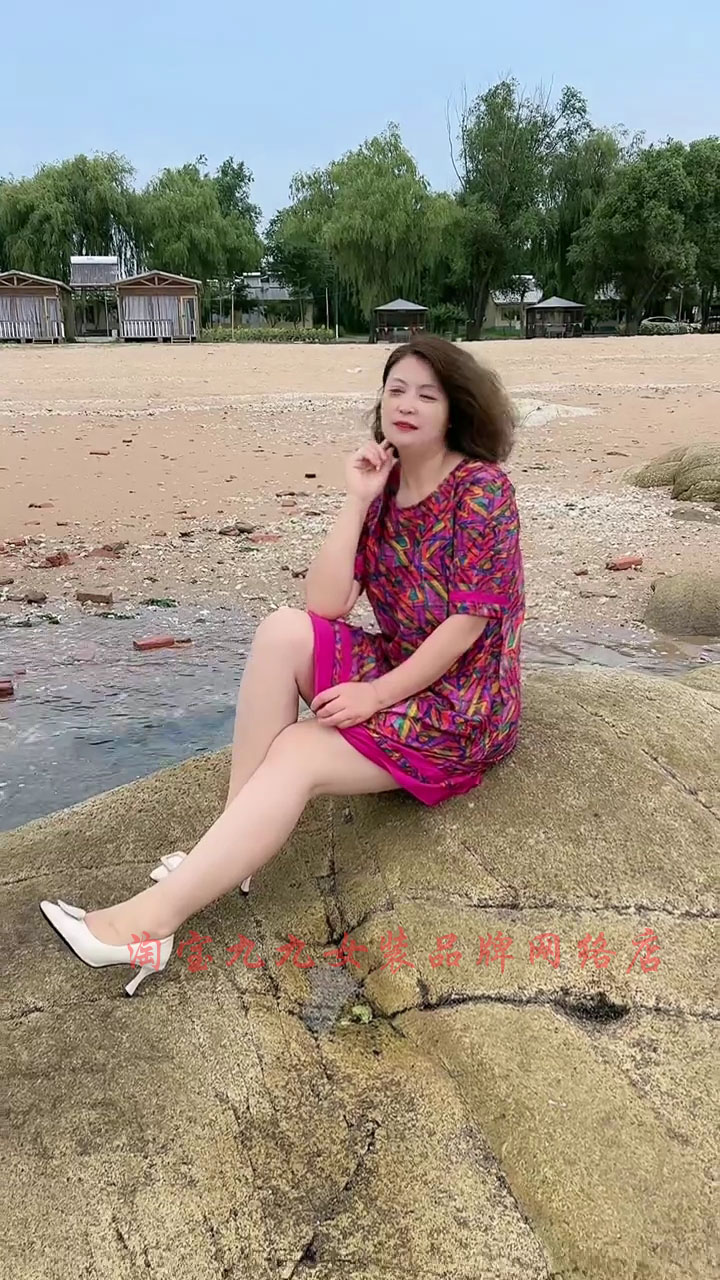 时尚休闲小花裙女士夏季薄款短袖圆领中年妈妈洋气显瘦遮肚连衣裙