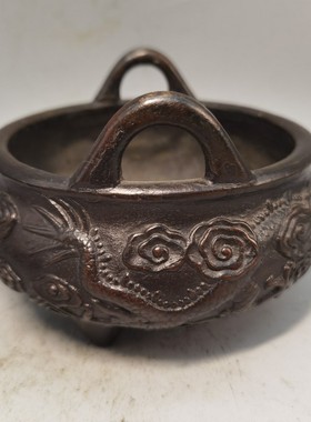 老铜龙香炉形制端正包浆温润通体光素，色泽古意盎然品相极好