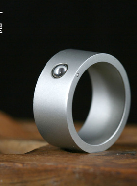 Rolls圆球可转动钛钢戒指