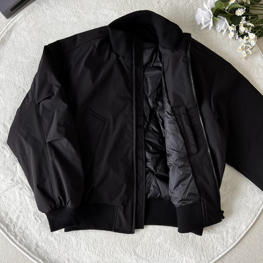 Мужской пуховик American 90 с белым утиным пухом и воротником-стойкой силуэта