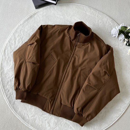 Мужской пуховик American 90 с белым утиным пухом и воротником-стойкой силуэта