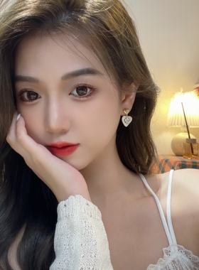 小众设计感锆石树脂爱心耳钉