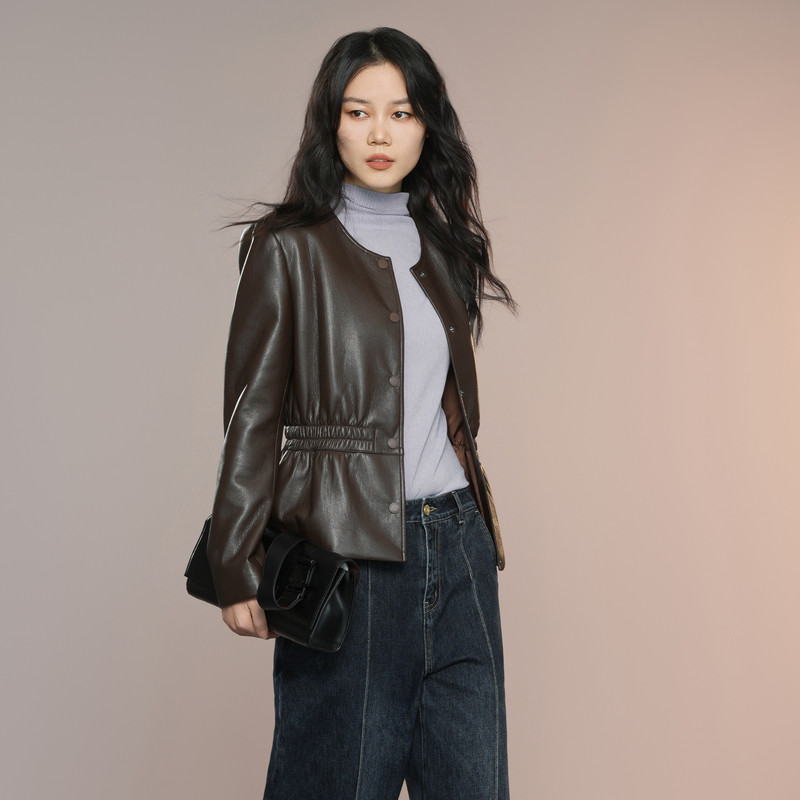 XG雪歌抽褶设计深咖色短外套2025秋季新款通勤简约皮质圆领外套女,淘宝优惠券,粉丝福利购,淘宝优惠卷
