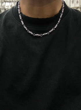 原创高街项链男潮小众设计十字花吊坠钛钢复古个性酷帅短款锁骨链