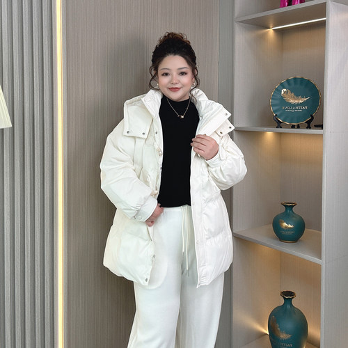 牛角扣白鸭连帽绒羽绒服女冬装大码胖mm260斤中长款气质保暖外套 - 图1