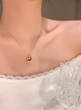 复古酒红色微镶小马吊坠项链女秋冬高级感轻奢小众长款毛衣链饰品