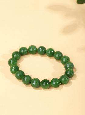 美的绽放，是明媚而不刺眼的、大方得体、温润而有质感。俄料碧玉