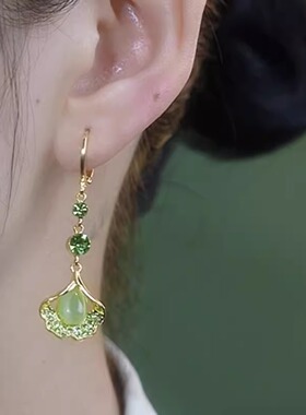 镶钻绿色猫眼石银杏叶耳环