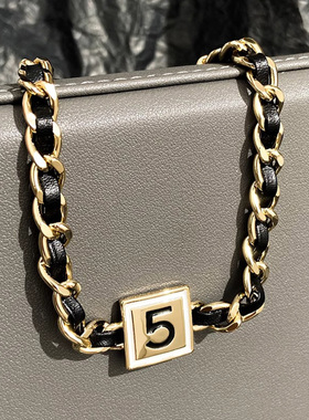 小羊皮穿皮金属牌项链