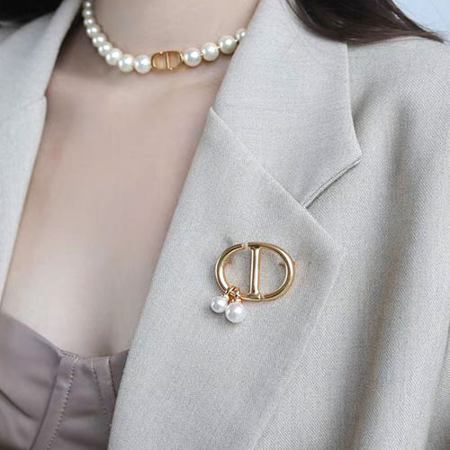 奥米迪奥欧美cd字母珍珠胸针高级感小众设计冷淡风2025年新款饰品 - 图0