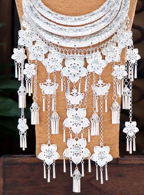 蝴蝶苗银少数民族舞台演出坠子