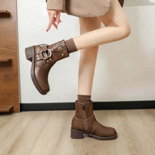 吉拾予加肥加宽大码女鞋英伦风复古皮带扣5公分马丁靴粗跟短靴 - 图0