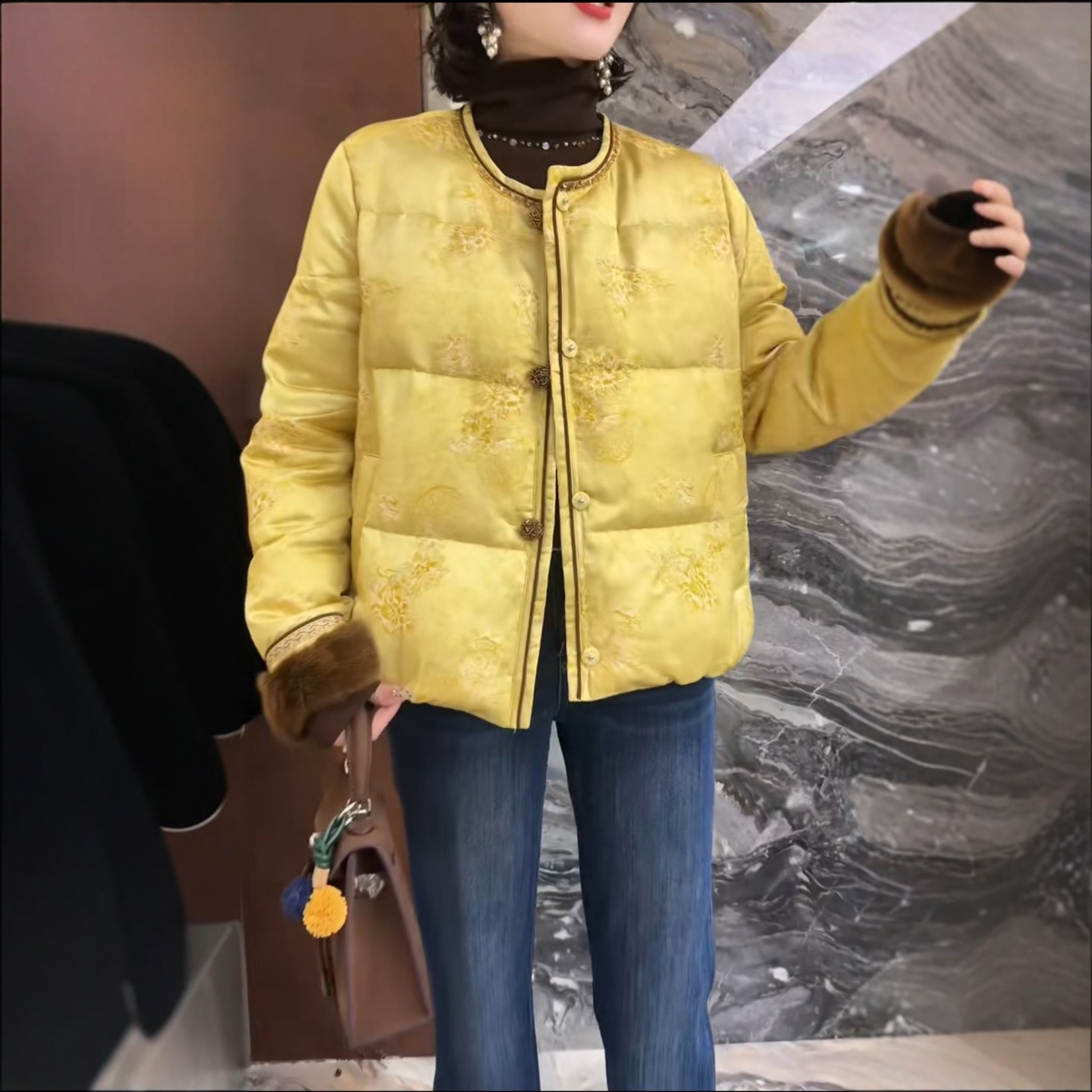 欧洲站2025冬季新款中式钉珠圆领刺绣提花水貂毛袖鹅绒羽绒服外套,淘宝优惠券,粉丝福利购,淘宝优惠卷