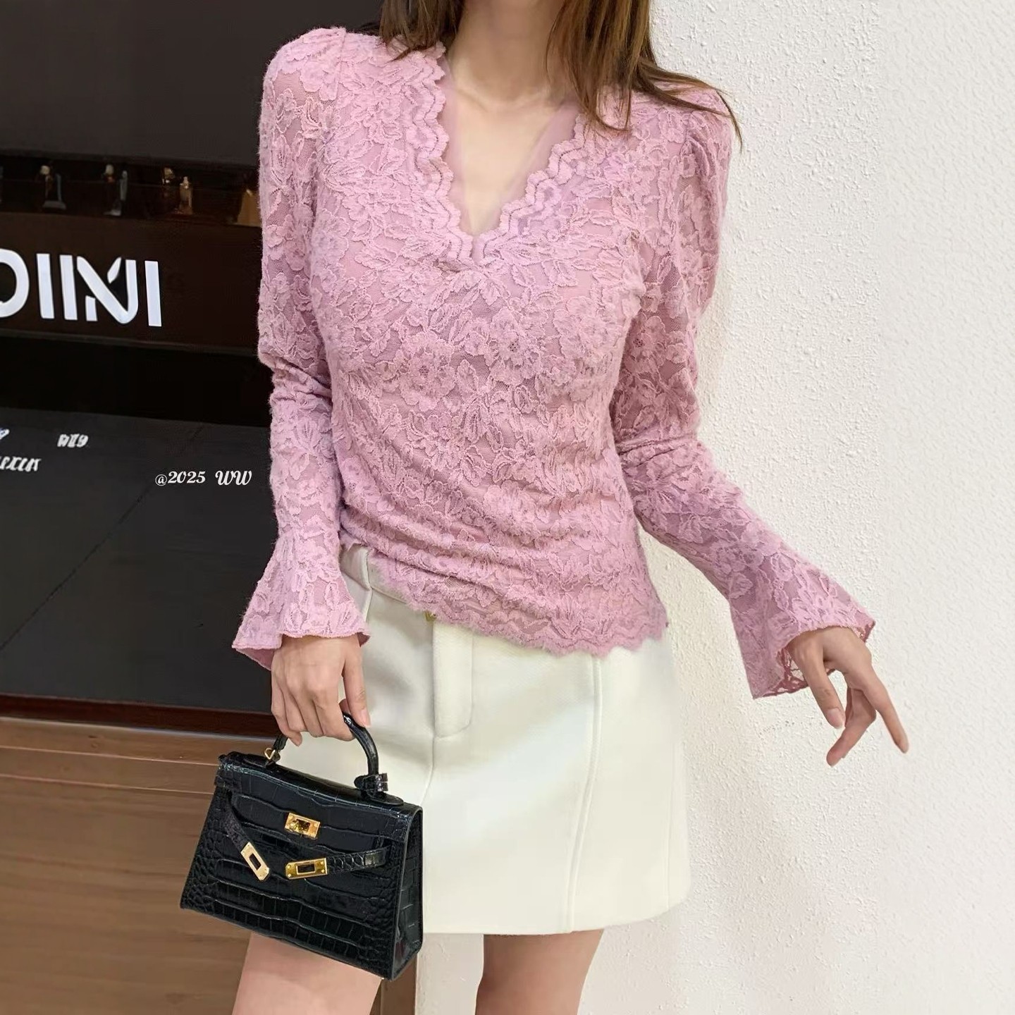 欧洲站2025冬季新款V+.COM设计感V领加绒蕾丝衫女喇叭袖修身上衣,淘宝优惠券,粉丝福利购,淘宝优惠卷