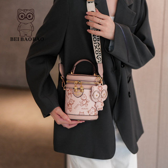 Bei Baobao's new creative and versatile cartoon cat style handbag, simple and lightweight one-shoulder cross-body bucket bag
