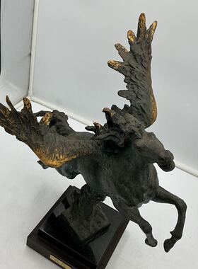 日本中村晋也作飞翔铜雕塑，重9.8千克，长50厘米，总高49厘米。