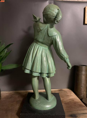 日本加藤豊作收藏级持雀少女铜像，重11.5公斤，高度50厘米