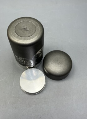 日本乾茂号造锡罐，重560克，高11.5厘米，直径6.5厘米，带原木盒