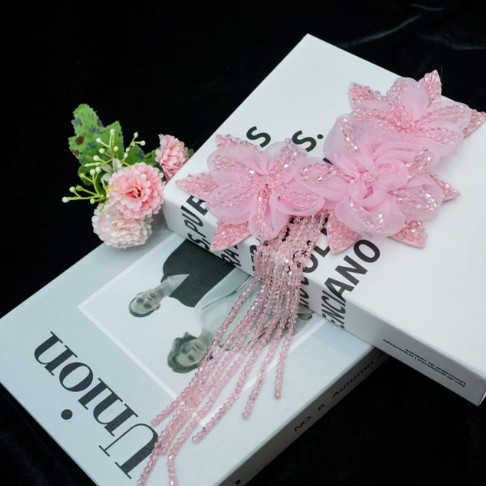 窈窕淑女气质女人百搭立体三朵花朵水晶流苏胸花别针款AZ895,淘宝优惠券,粉丝福利购,淘宝优惠卷