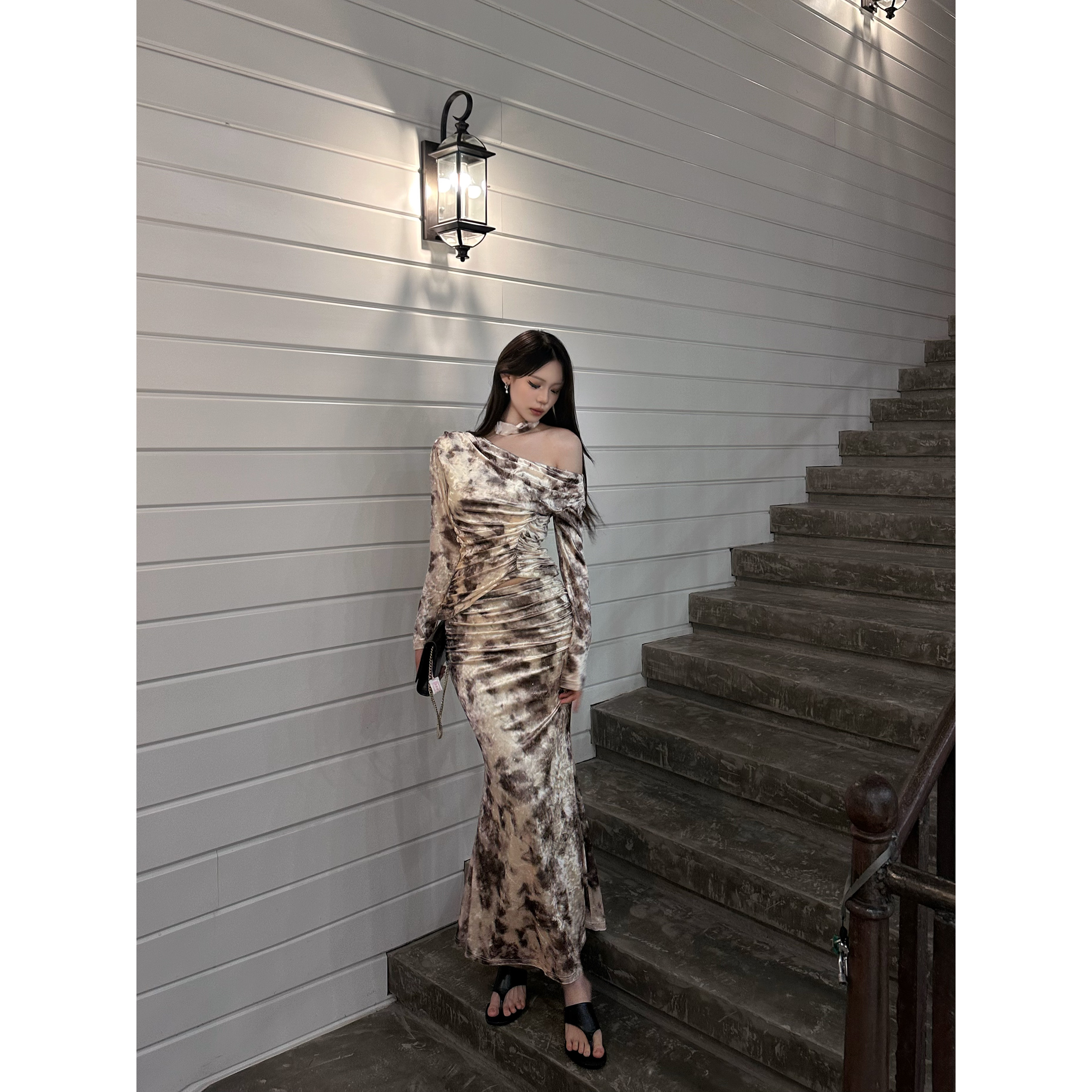 性感纯欲御姐轻熟风丝绒连衣裙显瘦秋冬两件套包臀修身设计感长裙 - 图0