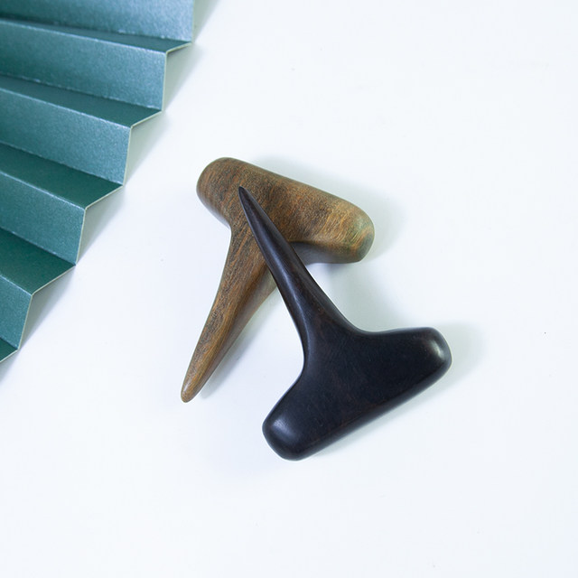 The solid material of sandalwood feels comfortable and clears the meridians.