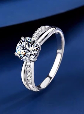 S925纯银扭臂四爪镶钻一克拉圆形莫桑钻戒指女生轻奢仿真钻食指环