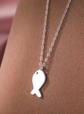 S925纯银小鱼饼干光面项链女生极简通勤可爱素银鱼形吊坠锁骨链女