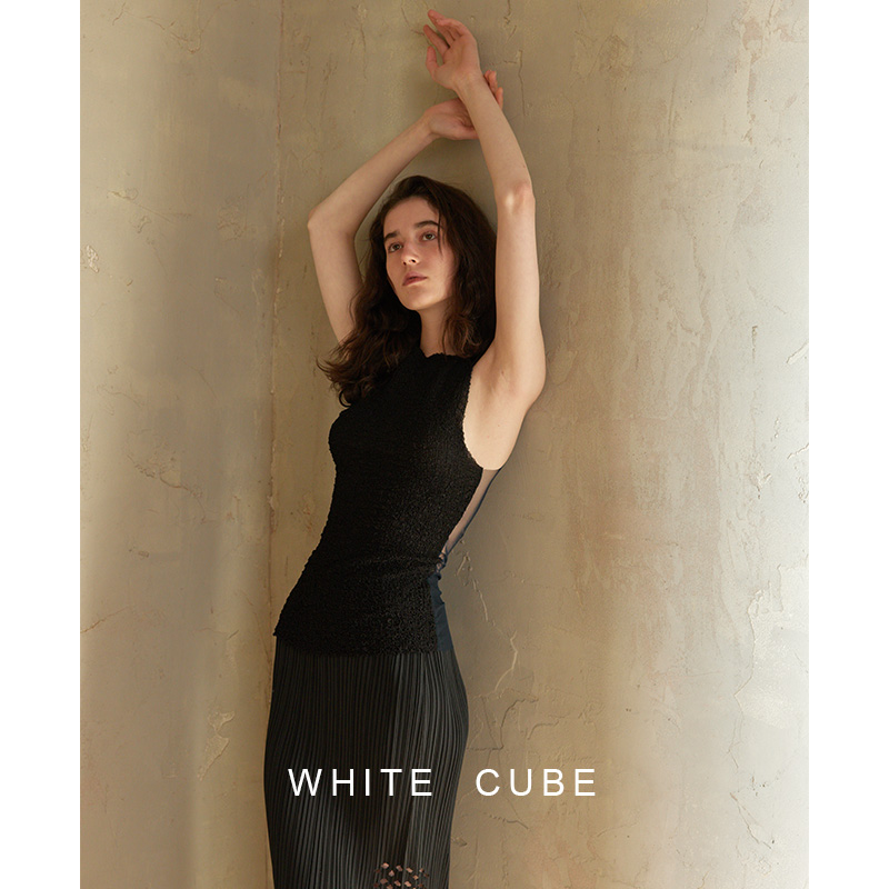 whitecube2024肌理感真丝黑色拼接网纱露背修身打底背心吊带女装 - 图0