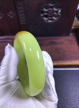 黄白老玉手镯6.0口重81克玉质细腻通透黄白相间色泽温润圆润饱满