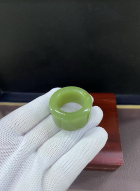 和田玉析木玉化龙料22.5口径扳指颜色艳玉质细腻油润度高无黑无裂