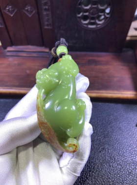 和田玉析木黄绿河磨玉画龙料貔貅手把件摆件111克厂家直销定制