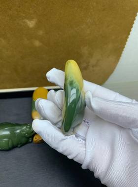 析木椴树林河磨玉原石手把石重86克黄绿色调油润细腻可直接盘玩
