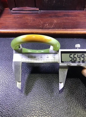 玉有三色金不换析木绿河磨玉皮浆玉三色56.4口径圆条手镯重58克