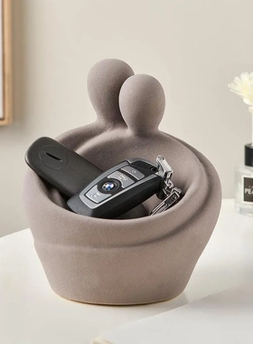 新品情侣拥抱钥匙储物碗创意爱情摆件糖果盒家居桌面装饰礼物