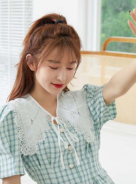 假领子女白色带荷叶边配饰