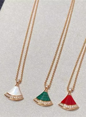 轻奢18K玫瑰金项链女扇形小裙子百搭高级女贝母时尚锁骨链送女友