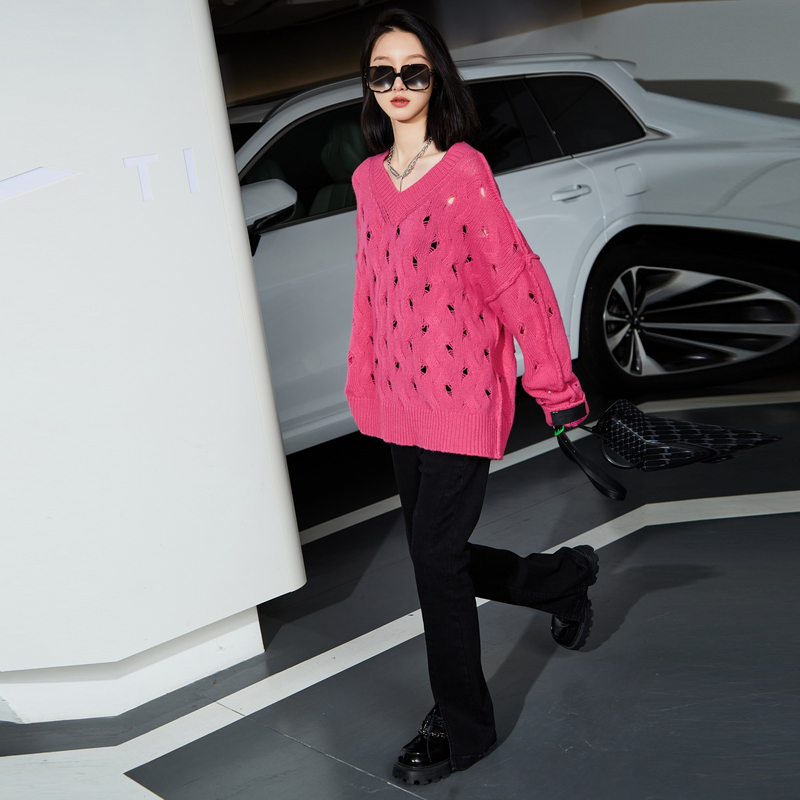 U/TI玫红色V领镂空羊毛针织衫女装 设计感潮毛衫尤缇时尚春季新款 - 图1