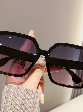 渐变太阳眼镜女款防紫外线2024新款防紫外线复古防晒无框墨镜高级